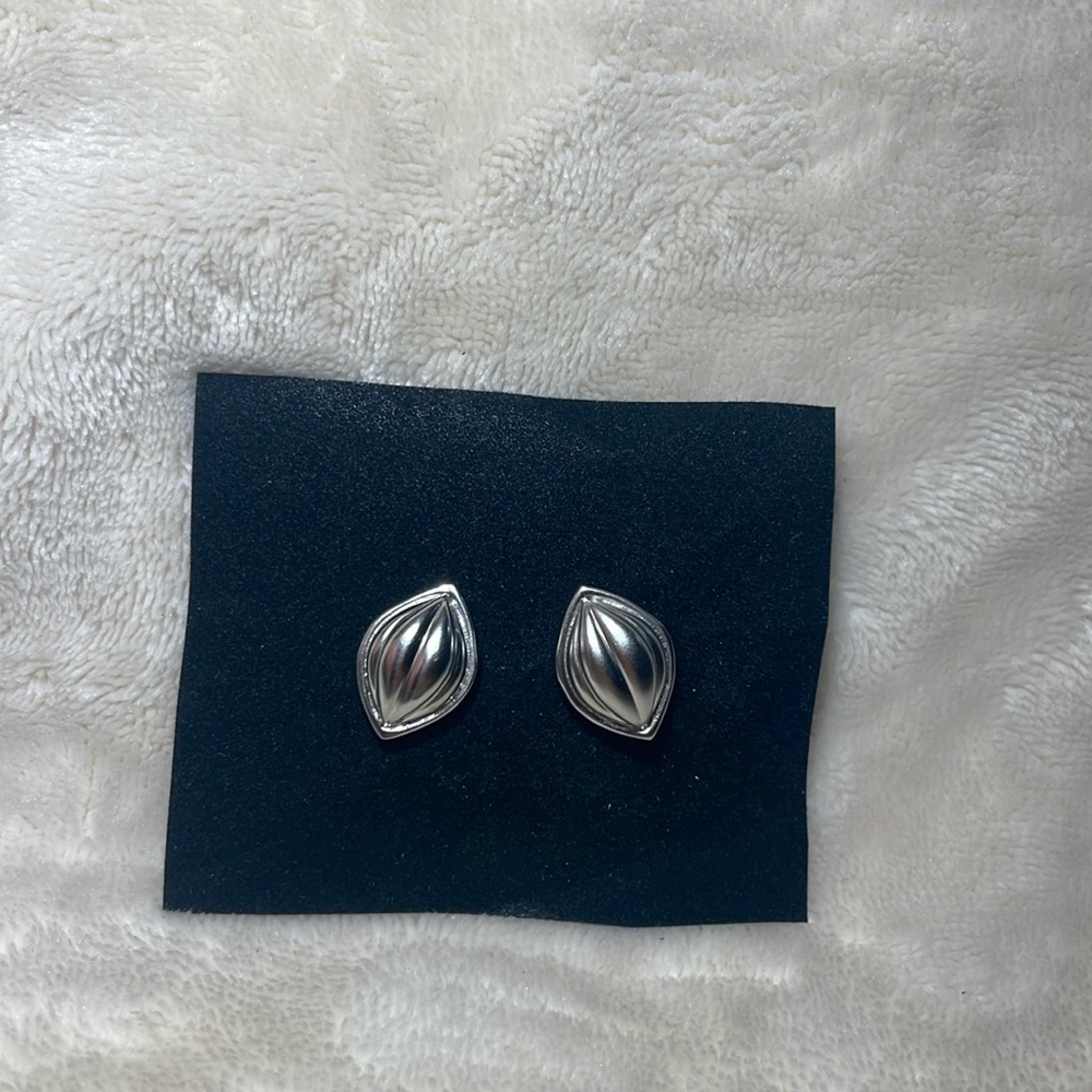 Women’s silver shell earrings dainty delicate studs